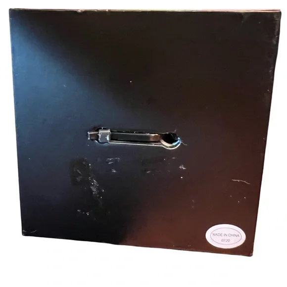 Ed Hardy NWT Skull Red Kills Heart Silver Tone Rhinestone Silicone Band Watch - Picture 8 of 8